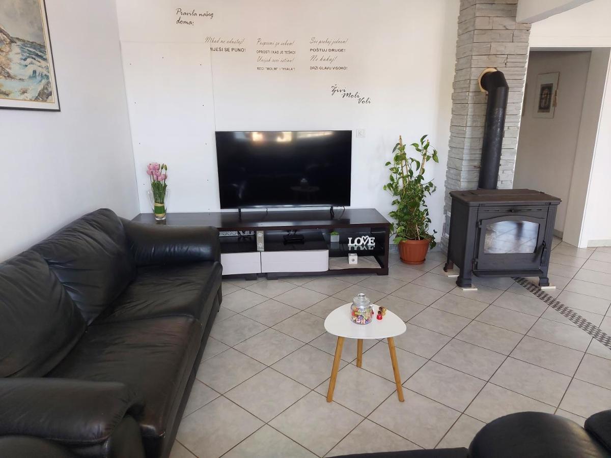 Lara & Vito Apartment Metajna Ngoại thất bức ảnh