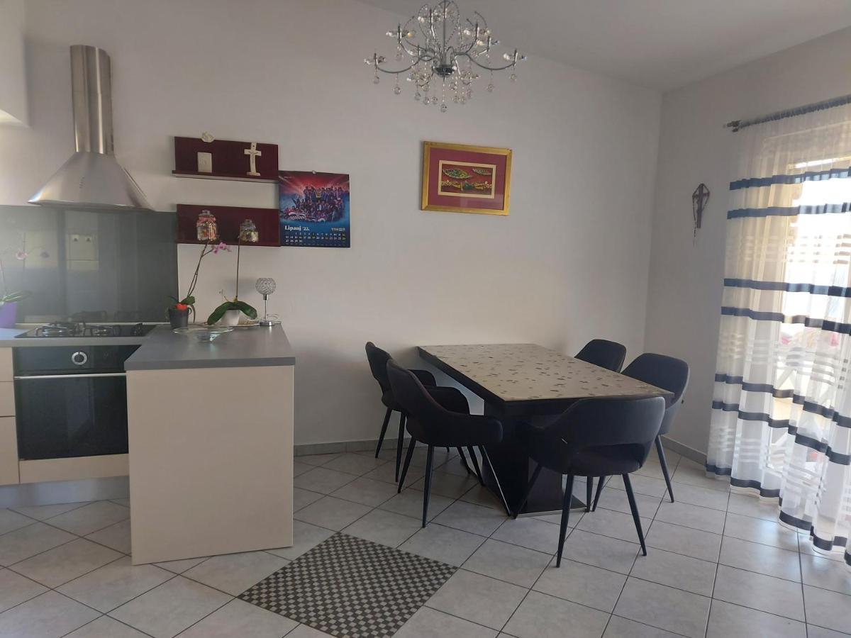 Lara & Vito Apartment Metajna Ngoại thất bức ảnh