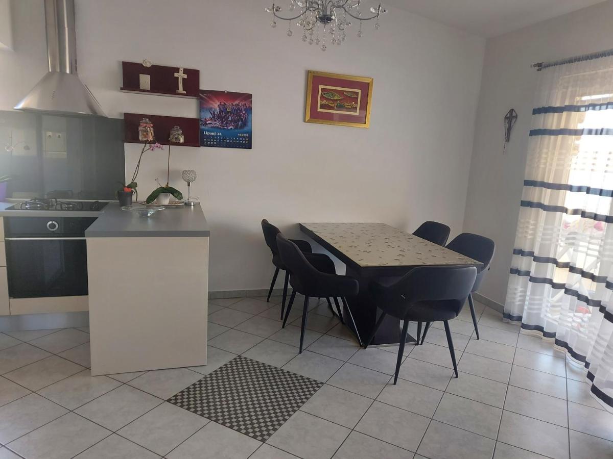 Lara & Vito Apartment Metajna Ngoại thất bức ảnh