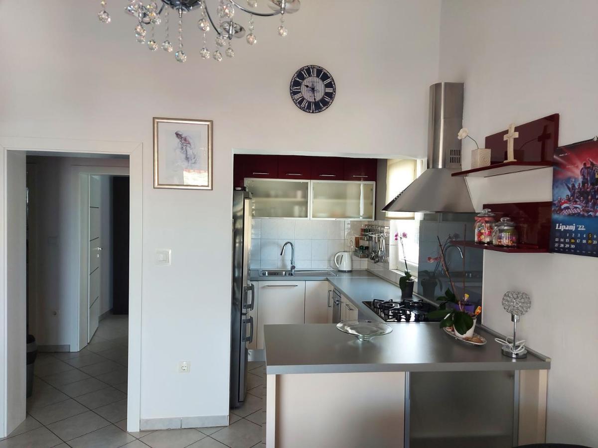 Lara & Vito Apartment Metajna Ngoại thất bức ảnh